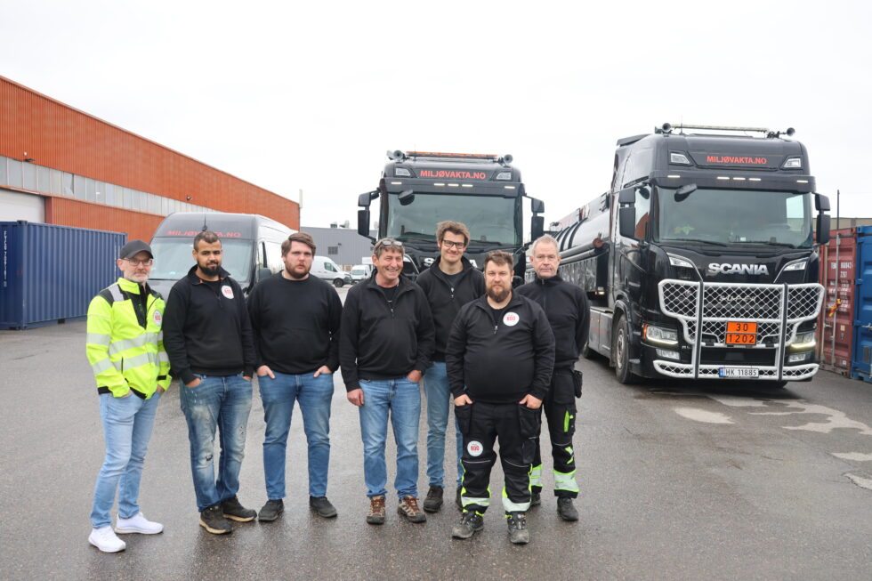 Avdelingsleder Anders Angelbrant og teknikerne Aziz Youcefi, Albert Halstvedt, Anton Olstad, Erik Ohlsson og Peter Lundin i Miljøvakta AS har hele landet som arbeidsplass med sine spesialtilpassede kjøretøy.