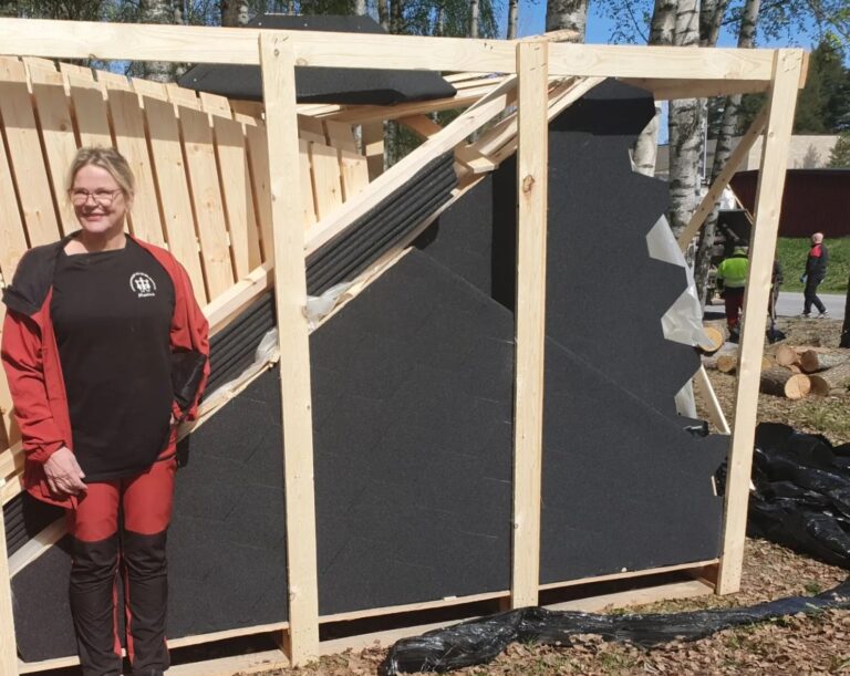 Her er Monica Olsen avbildet under dugnad for å få på plass gapahuk på Vennersberg i fjor.