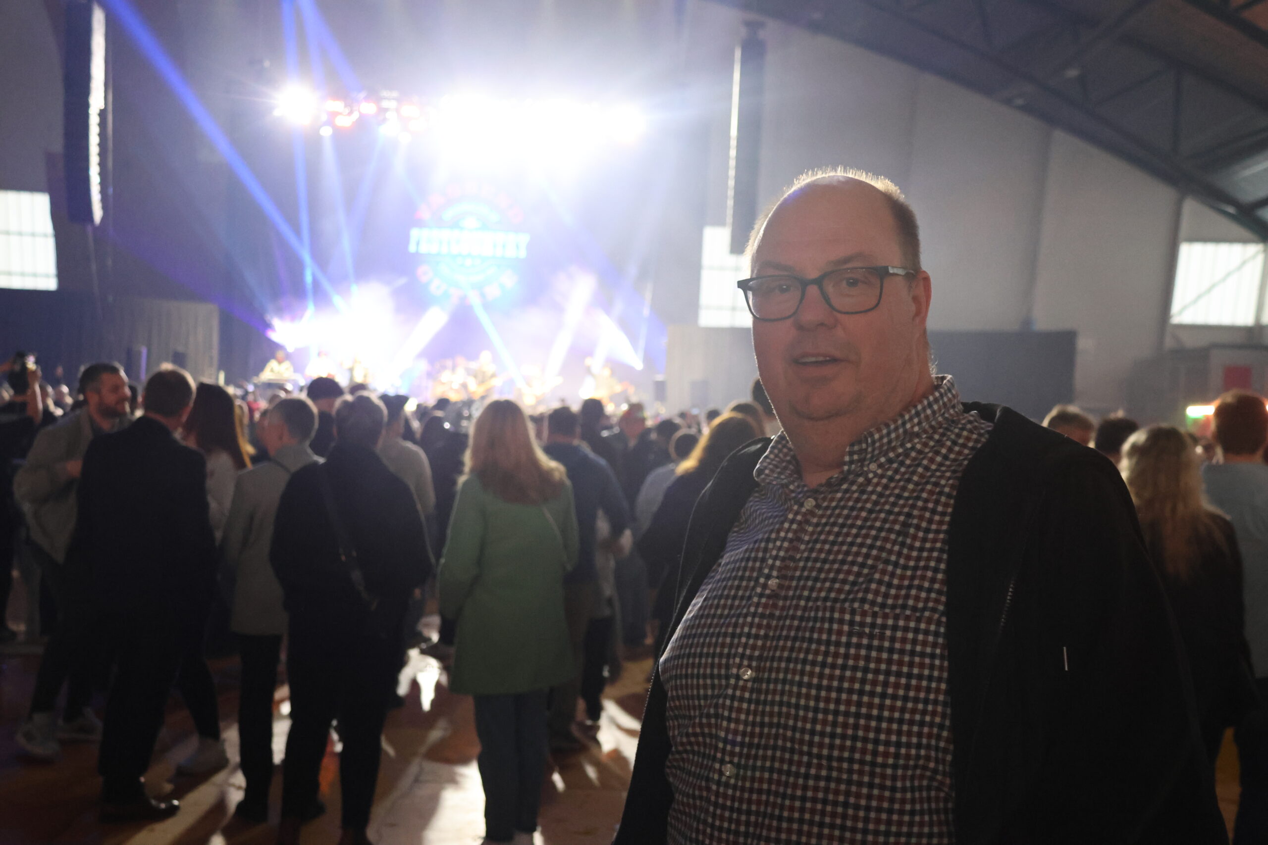 Lars Bråthen har tidligere hatt Vassendgutaene på Brandvalfestivalen. I år så han dem i Storhallen, mens han venter på at Åge Aleksandersen og Sambandet og Hellbillies skal spille på årets Brandvalfestival i juli.