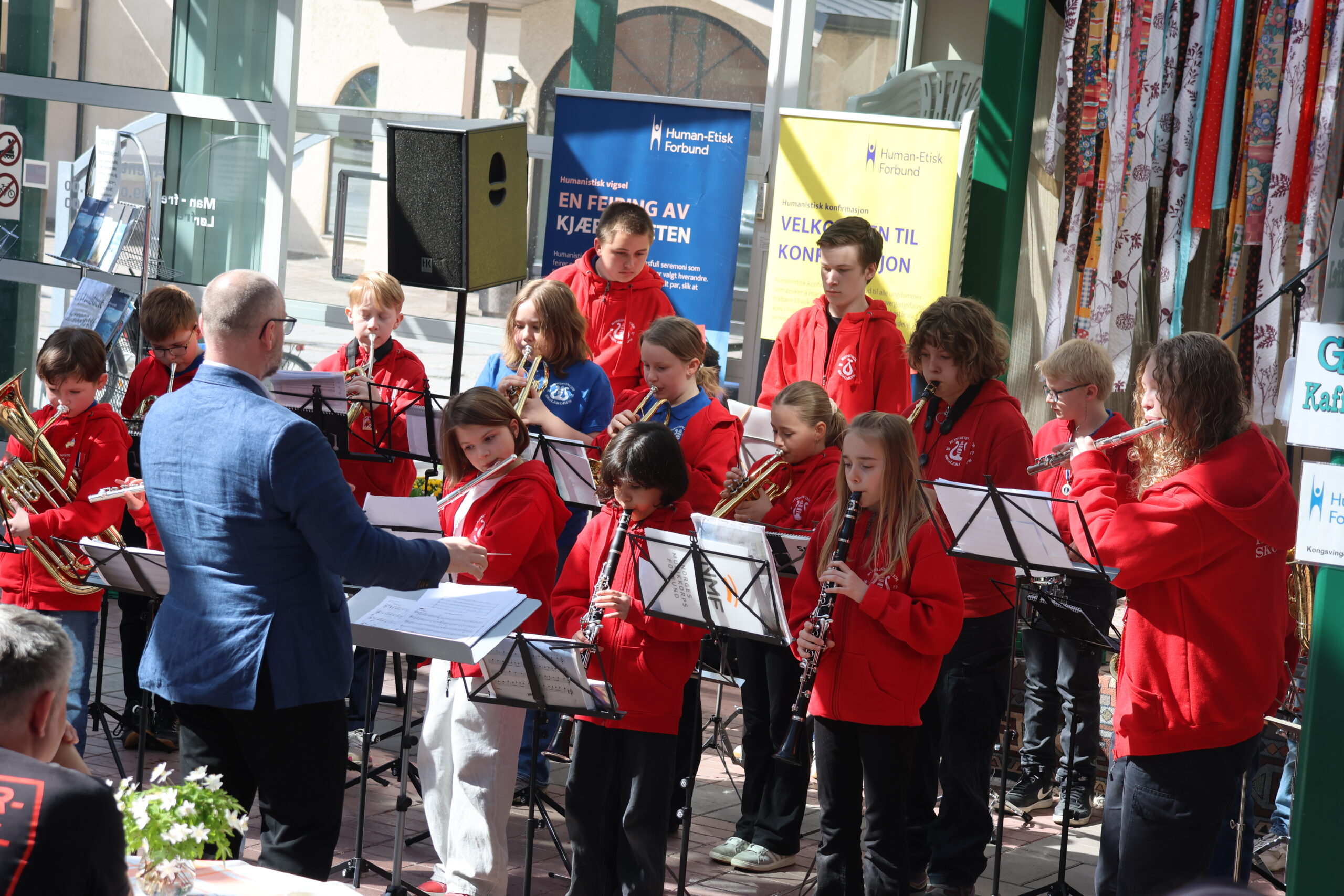 Deler av Kongsvinger Skolekorps holdt lørdag konsert i Gågata, her dirigert av Kristian Steenberg.
