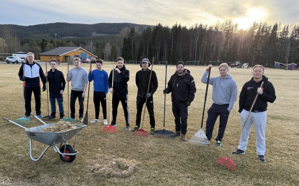 –Jeg skulle nok ha innkalt til trening i stedet for raking, angret trener og primus motor Arild Bjerke. De som møtte opp arbeidet dog ivrig. Fra venstre Arild Bjerke og Brandvals seniorspillere Tom Stian Tangen, Timian Melby Eriksen, Isak Tronbøl Årnes, Marius Aarstad Lillehagen, Tage Westlin Nilsen, Kim Lysen, Eirik Pallesen og Tobias Andersen.