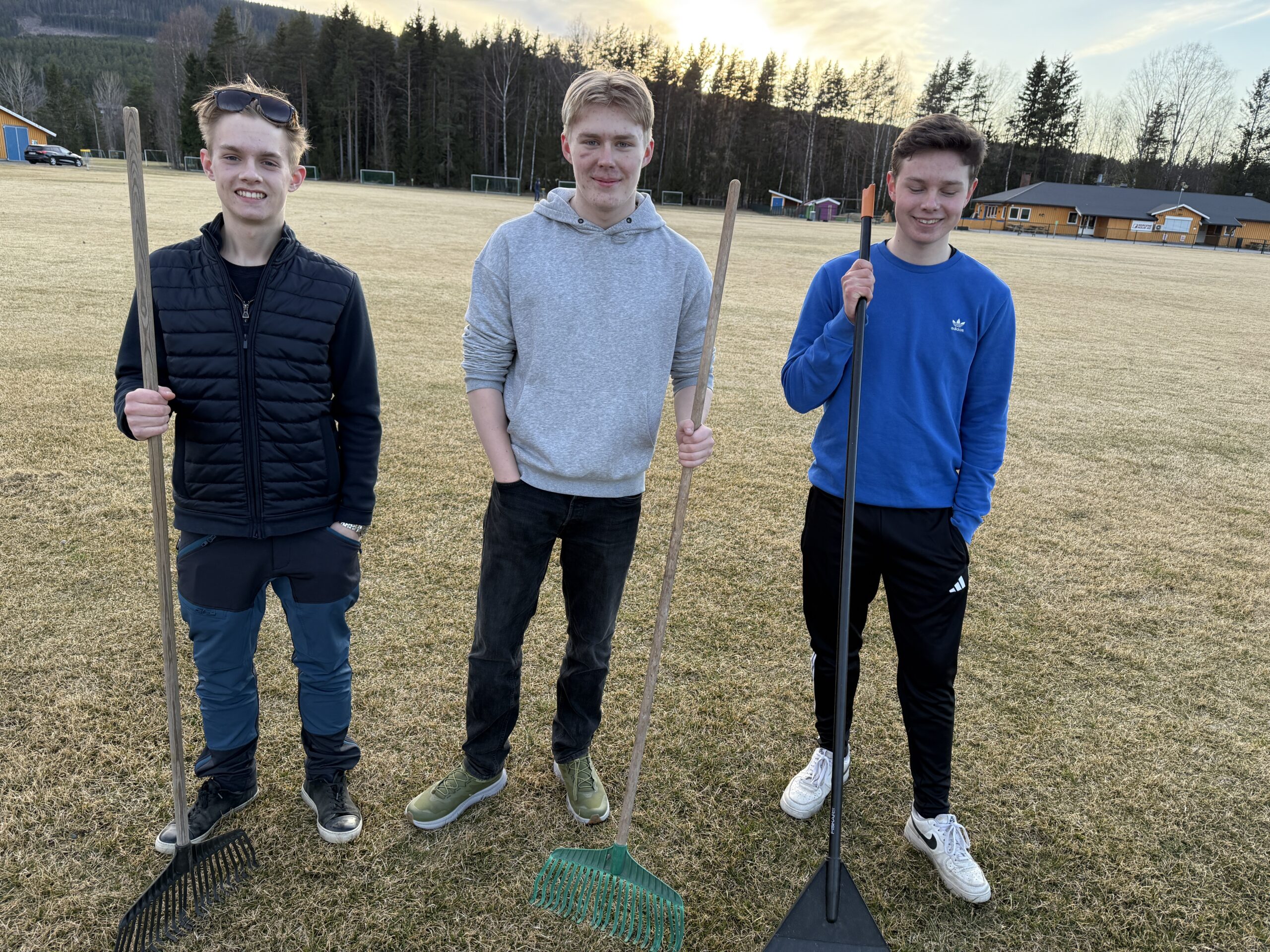 Tom Stian Tangen (17), Timian Melby Eriksen (16) og Isak Tronbøl Årnes (16) er blant de yngste i Brandvaltroppen.
