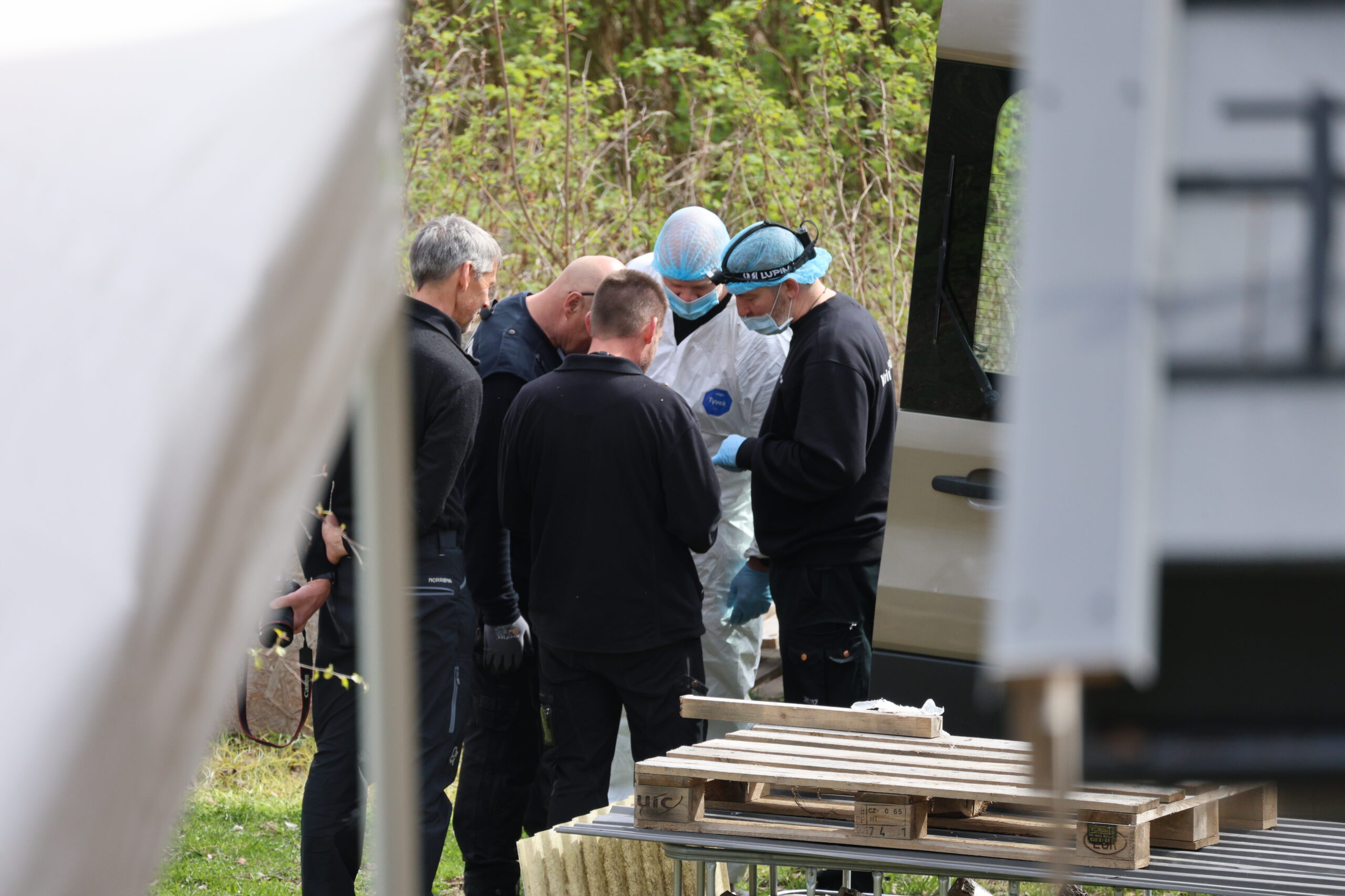 Biler på eiendommen fikk i dag ekstra oppmerksomhet fra kriminalteknikerne i den store etterforskningen som foregår i Kongsvinger. Politiet mener en utenlandsk statsborger er frarøvet friheten på det groveste.