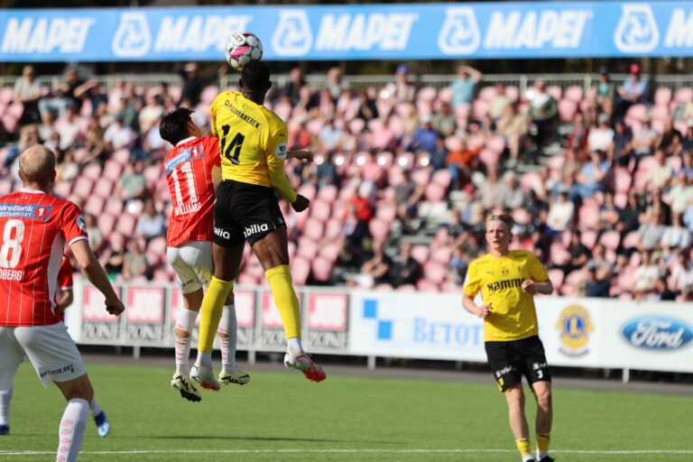 Raufoss blir trukket et poeng i årets OBOS-liga. Her fra fjorårets kamp mellom lagene på Gjemselund.