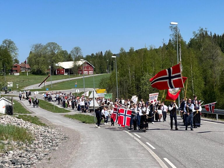 Flott vær da austmarkingene feiret 17. mai i fjor. Varselet for årets nasjonaldag gir også grunn til optimisme.
