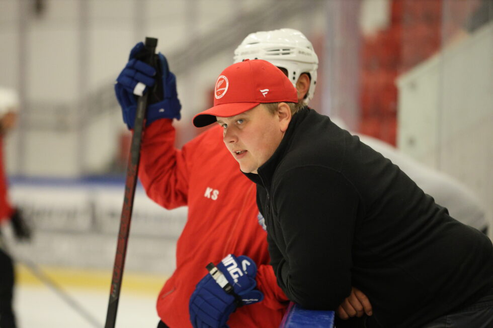 Sportssjef i KIL ishockey Simon Stolt Wang har signert U20 spilleren Anders Storholm Svensrud fra Lillehammer..