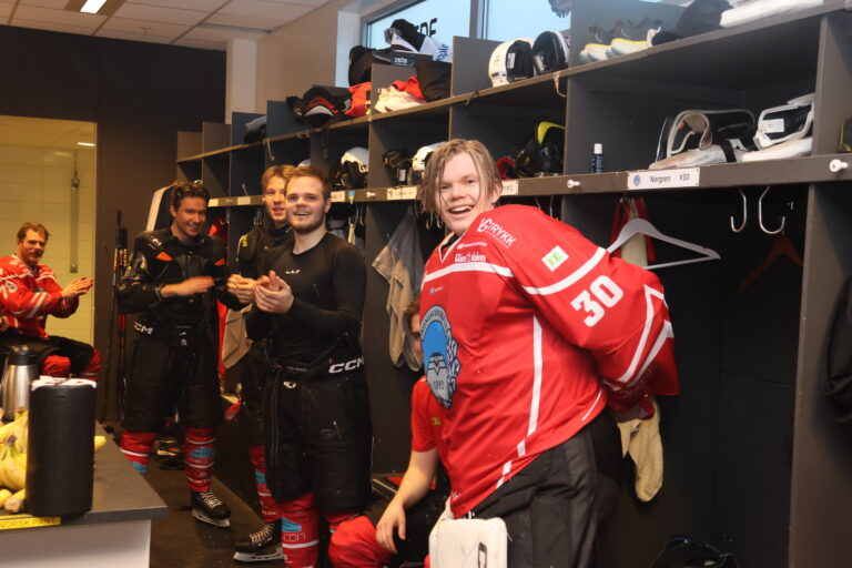 Skuddstopperen Oliver Norgren måtte bare bli keeper. Nå har han nettopp signert ny avtale med KIL Ishockey.