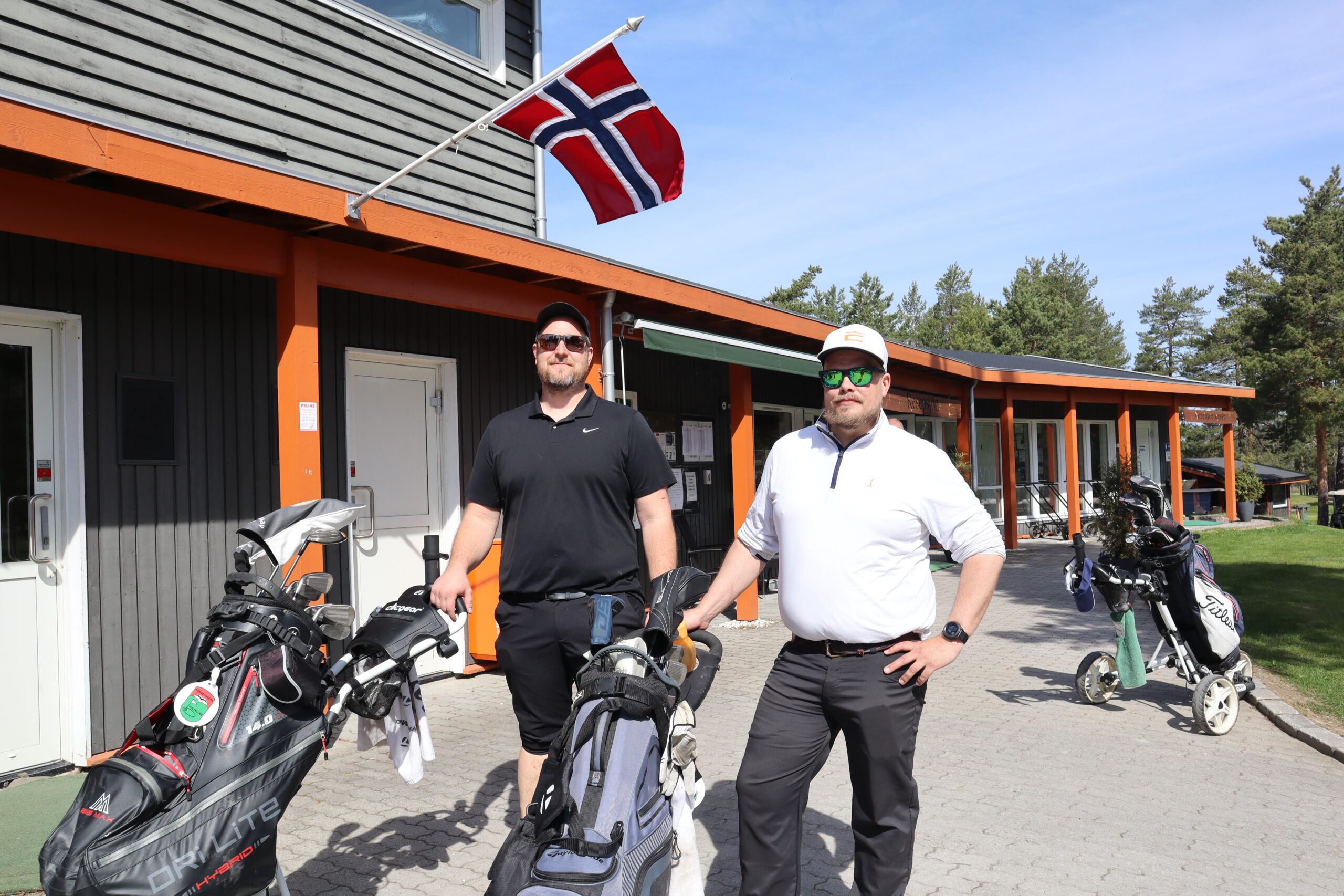 Stian Nordnes (t.v.) og Kjetil Ellinghaugen synes vinteren har vært lang i påvente av at golfsesongen skulle starte.