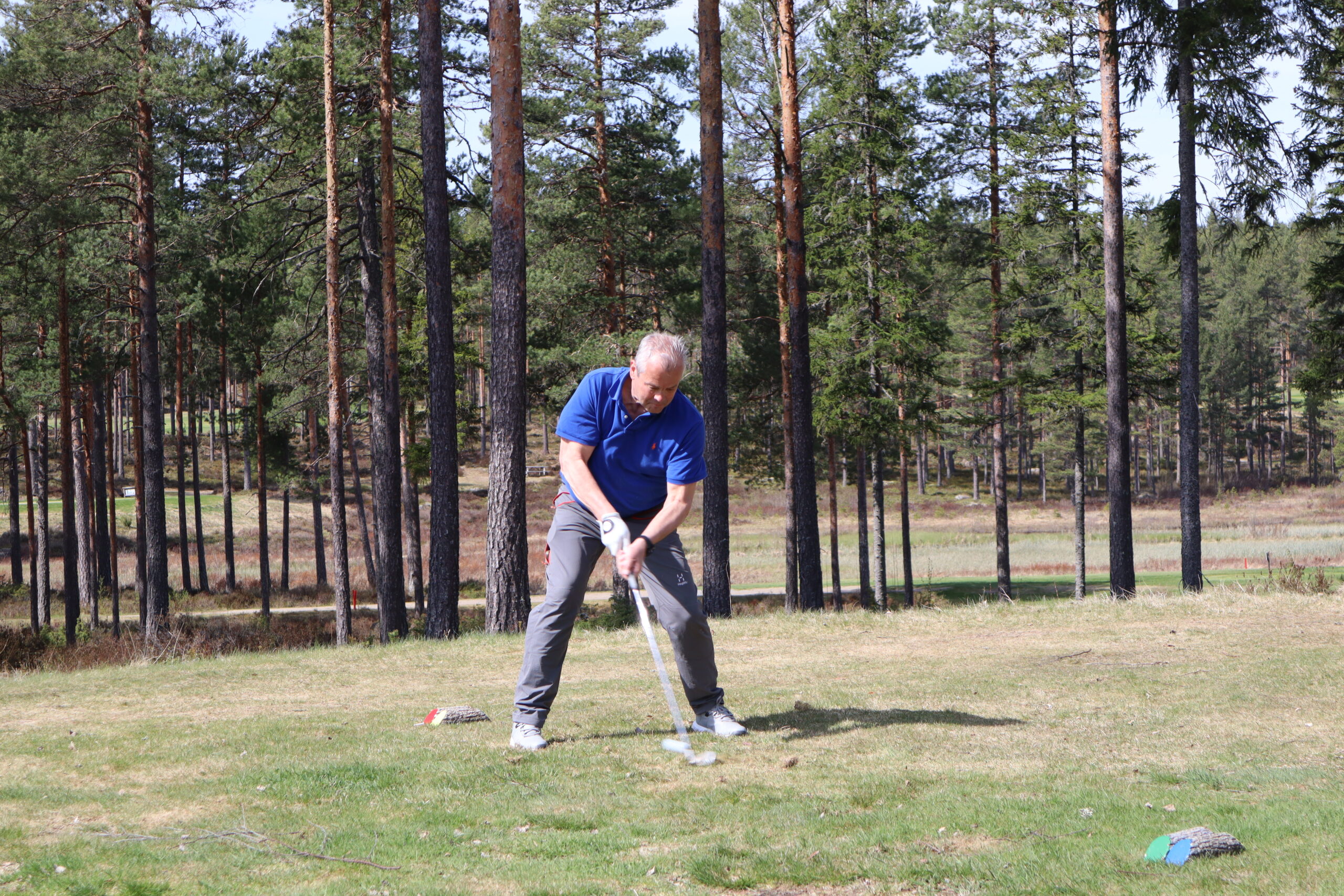 Her slår Arnfinn Strømstad ett av sesongens første slag med golfkølla på Liermoen.