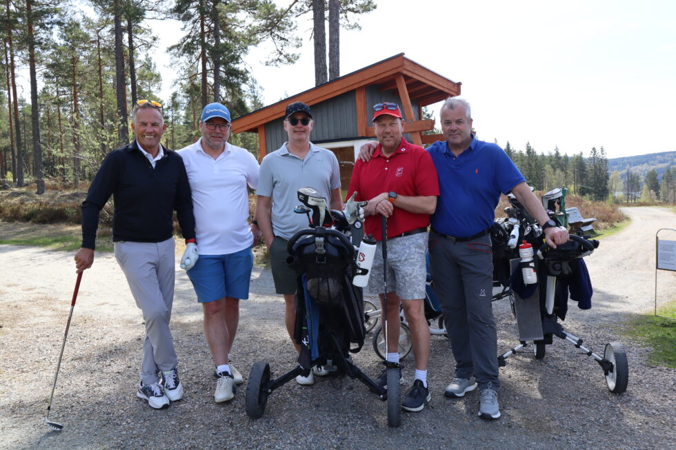 Ivar Holth (f.v.), Kent Inge Waaler, Tom Bratberg, Per Ola Linstad og Arnfinn Strømstad storkoste seg når Kongsvingers Golfklubb åpnet banen 1. mai.