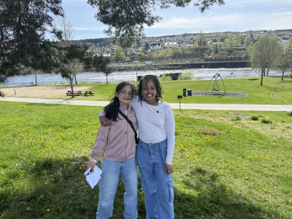 Mina Marie Skaarud-Safi (11) og Solyana Newatu (10) fikk stor og fortjent applaus etter sin appell på 1. mai-feringen på Kongsvinger