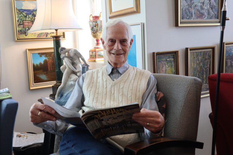Asbjørn Bergerud koser seg gjerne med en god bok eller et interiørmagasin når han skal slappe av hjemme.