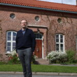 Oskar Aanmoen gleder seg til å skulle avduke det neste blå skiltet.