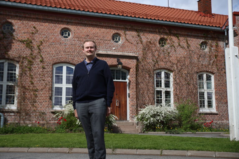 Oskar Aanmoen gleder seg til å skulle avduke det neste blå skiltet.