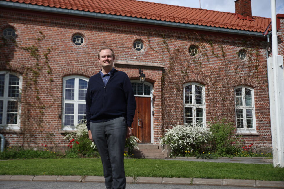 Oskar Aanmoen gleder seg til å skulle avduke det neste blå skiltet.