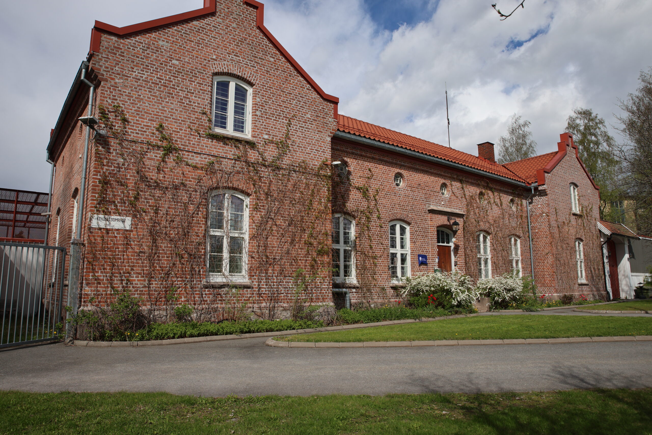 – Vi har noen mur-bygninger fra denne perioden, men vi har ingen hvor teglsteinen er synlig utenom fengselet. Jeg har i hvert fall ikke klart å komme på noen som er så gamle.
