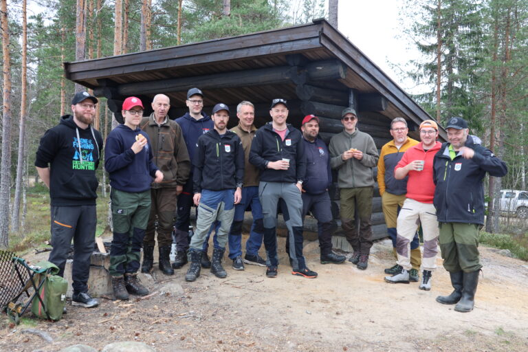 Her er gjengen som sørger for gode fiskeopplevelser på Varaldskogen. Kent Rudi Bråten (f.v.), Joakim Solberg, Leif Nilsen, Jon Solberg, Mats Emil Sand, Torfinn Smines, Lars Christian Tangen, Tony Larsen, Henrik Kristian Harbossen, Tom Erik Stømner, Audne Stømner og Ståle Opberget.