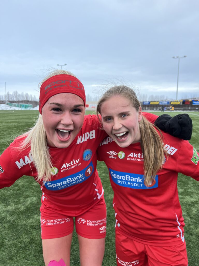 : Amalie Garsjø Brunes (t.v.) scoret sesongens første mål for KIL Fotball Kvinner. Frida Grønhella doblet ledelsen like etter pause.