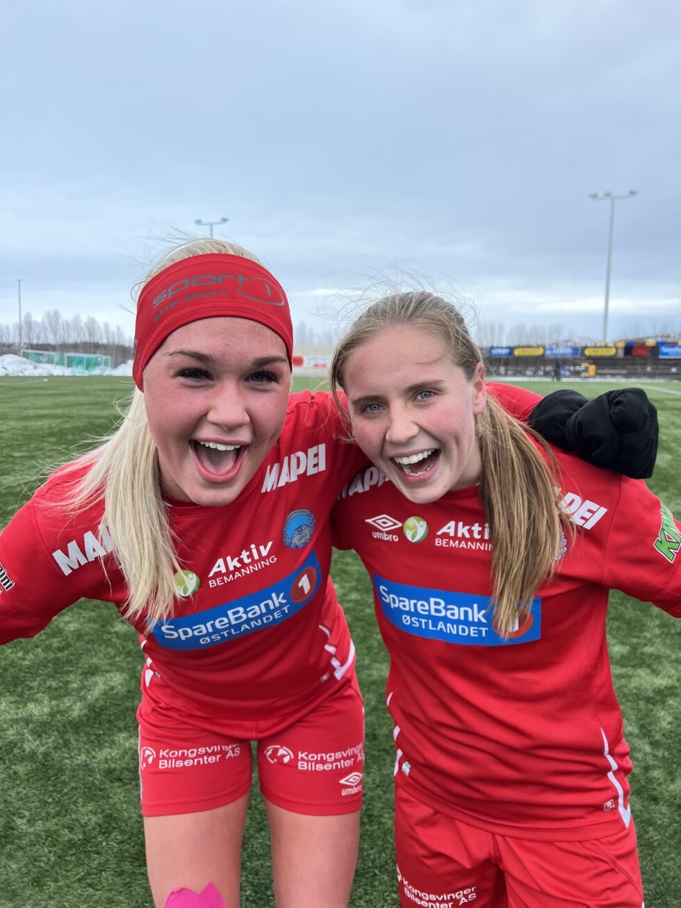 : Amalie Garsjø Brunes (t.v.) scoret sesongens første mål for KIL Fotball Kvinner. Frida Grønhella doblet ledelsen like etter pause.