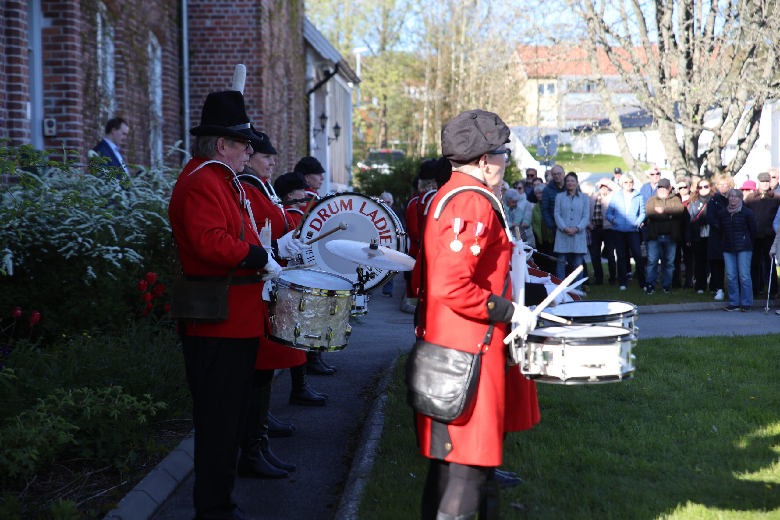 Kongsvinger drum ladies spilte musikk til avdukingen.