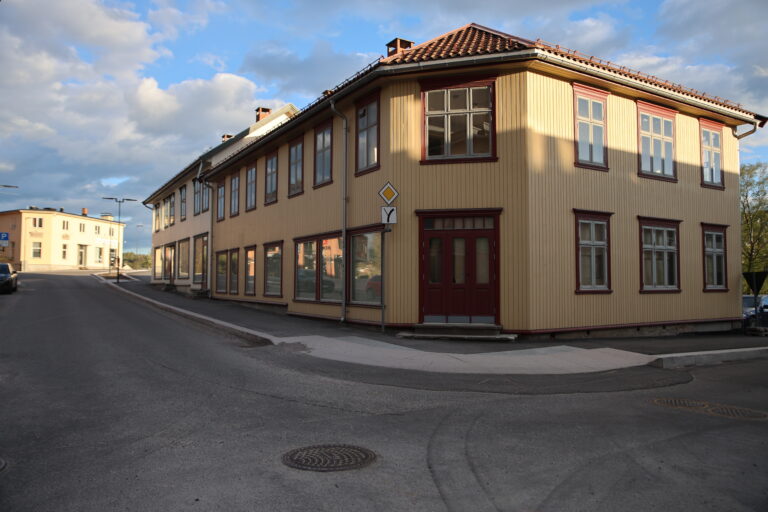 Mellandgården i Brugata har i lengre tid stått tomt. Til høsten vil det etter planen være aktivitet her igjen.