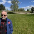 Levi Henriksen har gode og dårlige musikalske minner fra amfiscena i Byparken. Rett bak der han står nå gjorde han unna debuten som bassist i gruppa Lydskrift for 45 år siden. — Foto: Brynjar Fredheim