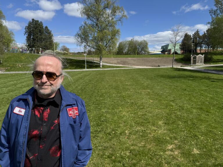 Levi Henriksen har gode og dårlige musikalske minner fra amfiscena i Byparken. Rett bak der han står nå gjorde han unna debuten som bassist i gruppa Lydskrift for 45 år siden. — Foto: Brynjar Fredheim