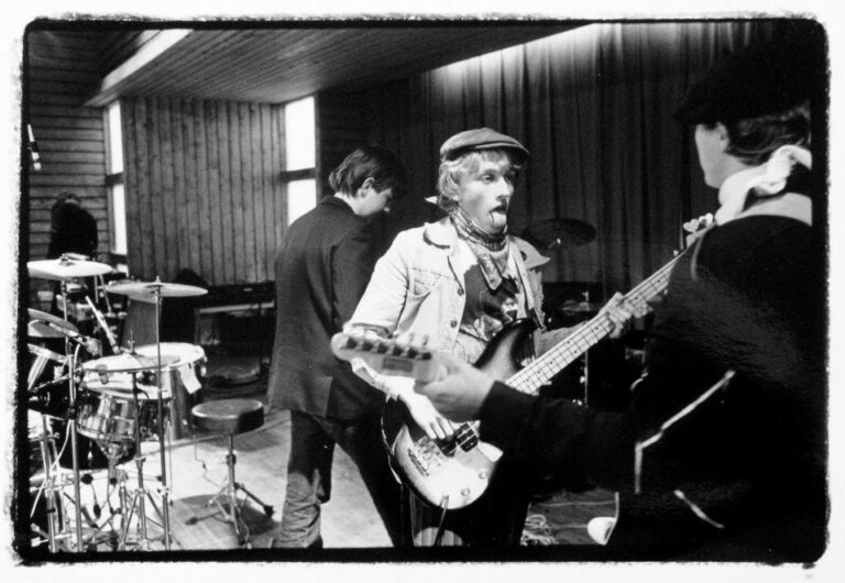 Året er 1980, og Levi Henriksen er bassist i gruppa Lydskrift, sammen med Denis Kamphaug (foran) og Even Finsrud.