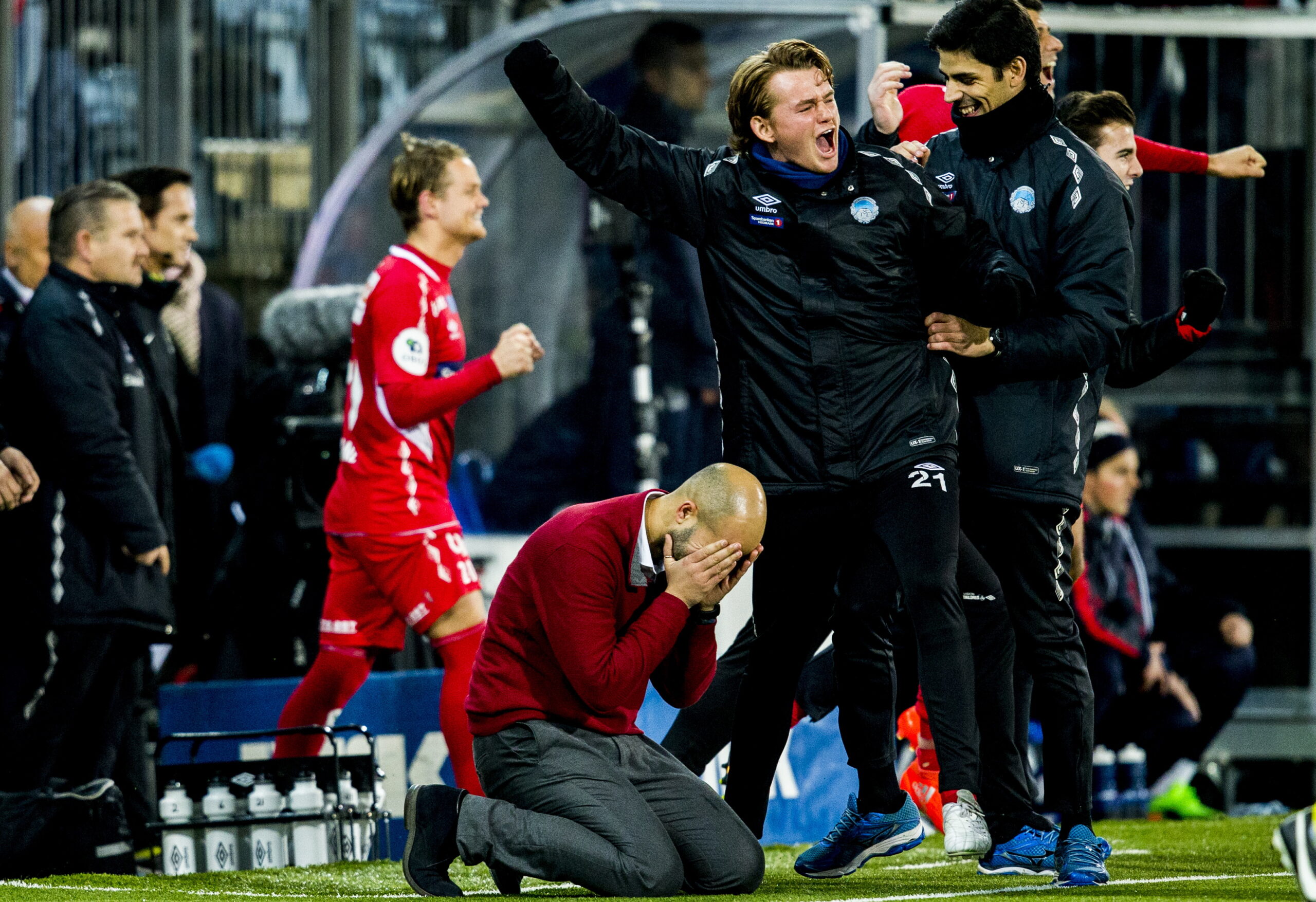 Luis Pimenta satt seg på kne da semifinalen ble avblåst. Å komme til en cupfinale betydde mye for treneren.