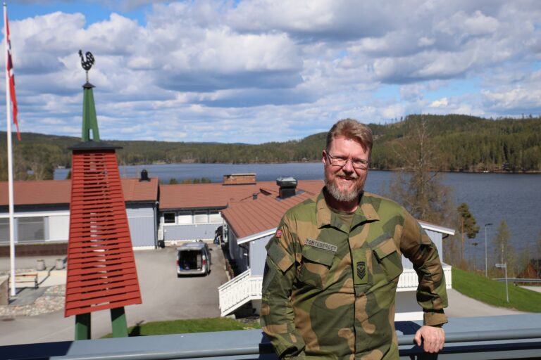 Sjefssersjant Tommy Tomteberget er godt fornøyd med lokasjonen på sin arbeidsplass.