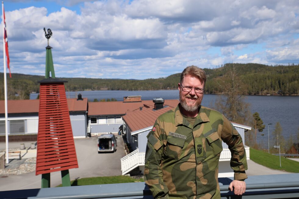 Sjefssersjant Tommy Tomteberget er godt fornøyd med lokasjonen på sin arbeidsplass.