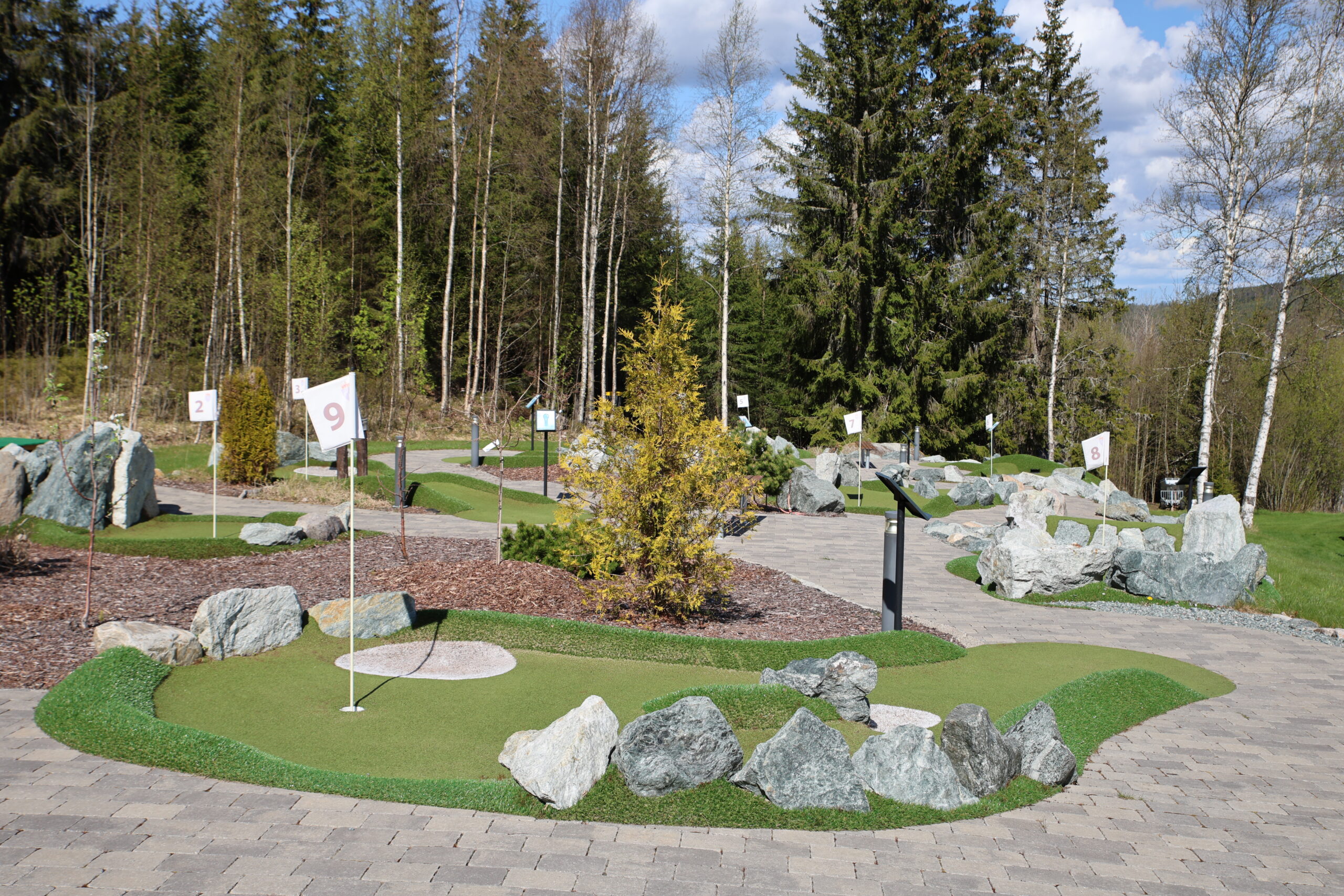 Minigolfbanen er flittig brukt. Hvem som har banerekorden er ikke sjefssersjanten helt sikker på. Men det er i hvert fall ikke han.