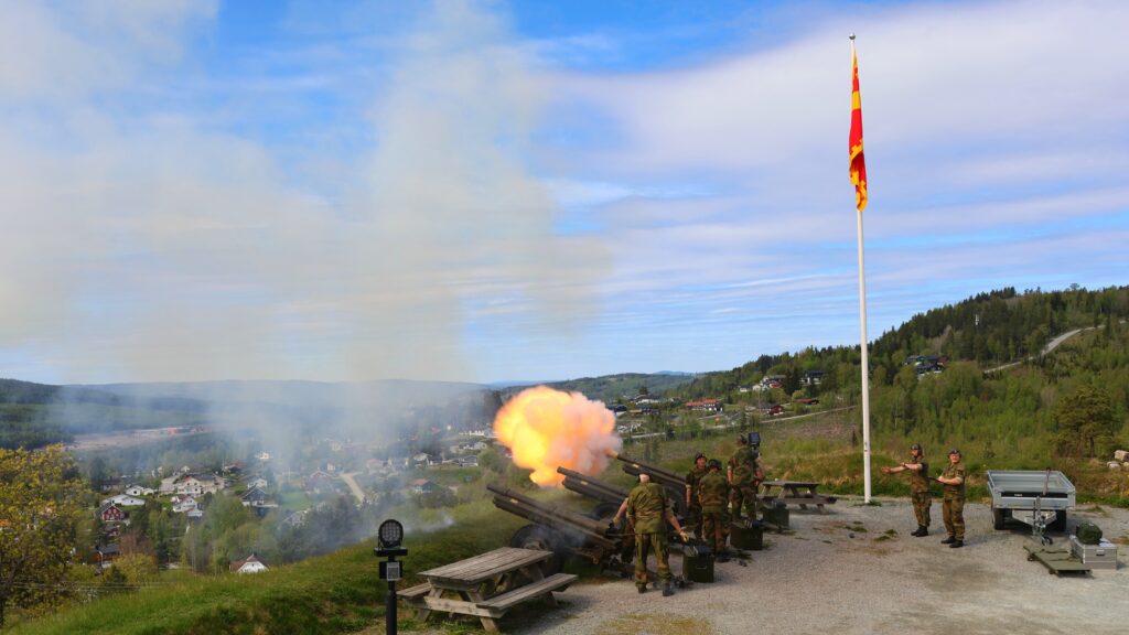 Salutt fra festningsvollene. — Foto: Erik Øverby