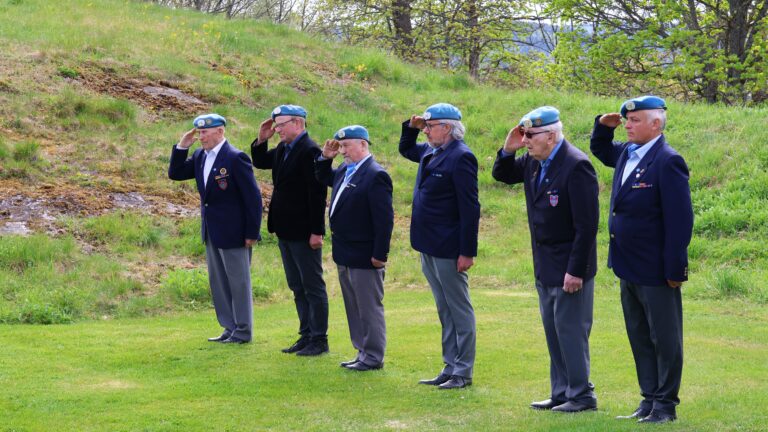 Veteraner gjør honnør.