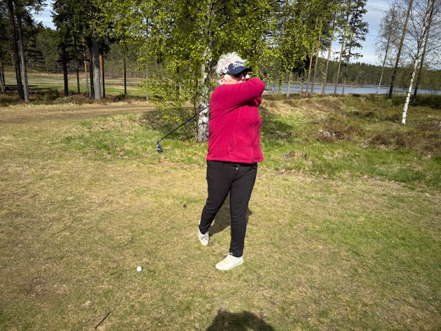 Svingen sitter den for 80-årige Kari Isnes, som har holdt på med golf de ti siste årene