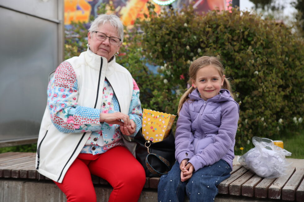 Emine Felberg Biagi og Anne Lise Biagi koste seg med litt popcorn i mellom karusellkjøret på Marken.