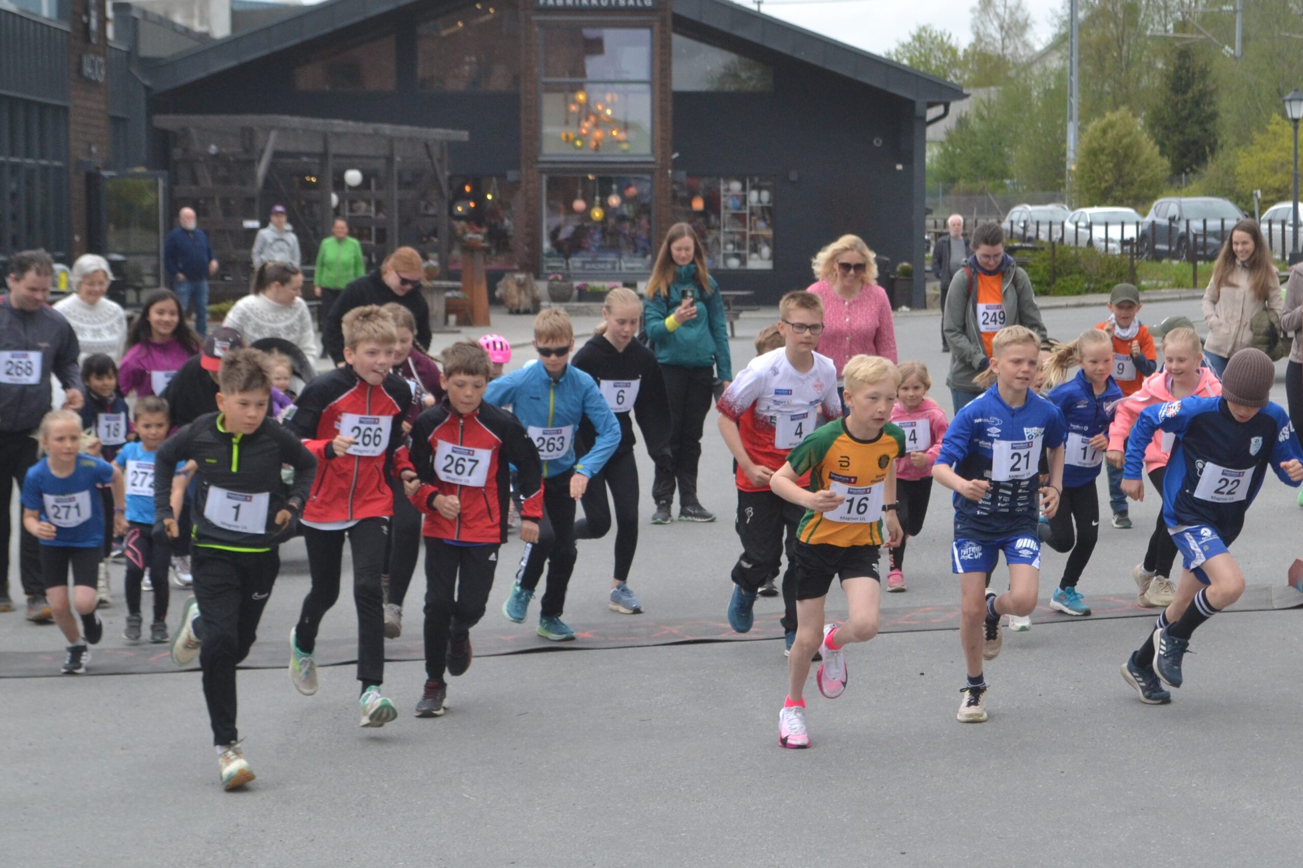 Mange barn hadde tatt turen til Magnor.