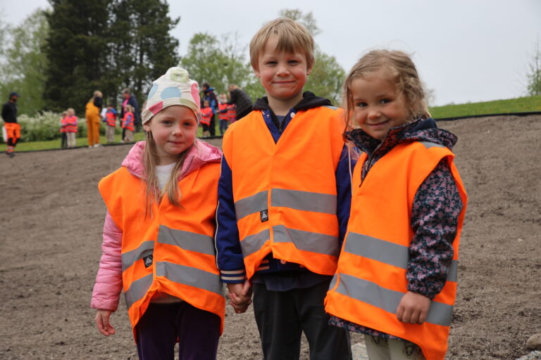 Sunniva, Isak og Maia var blant barna som fikk så frø i Byparken mandag.