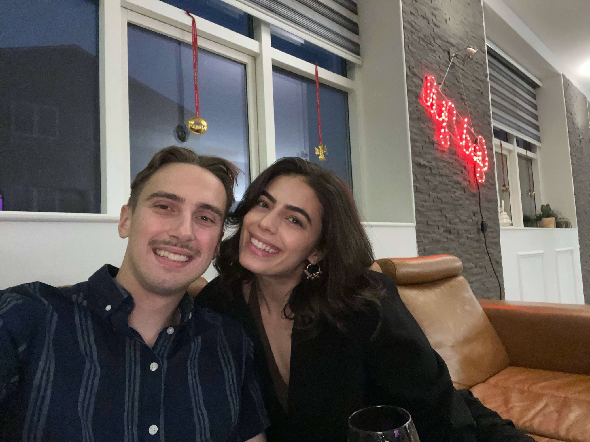 Lucas f&aring;r ofte bes&oslash;k av Merve. Det er noe han setter stor pris p&aring;.