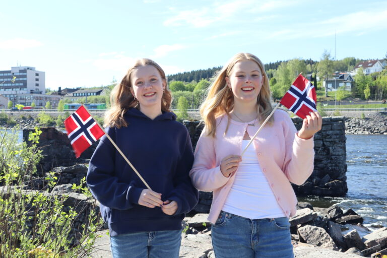 Leonora Bredevang (t.v.) og Julie Næss representerer Marikollen skole. 17. mai står de på byscena på Rådhusplassen, klare til å gi sin tale til borgere i Kongsvinger.