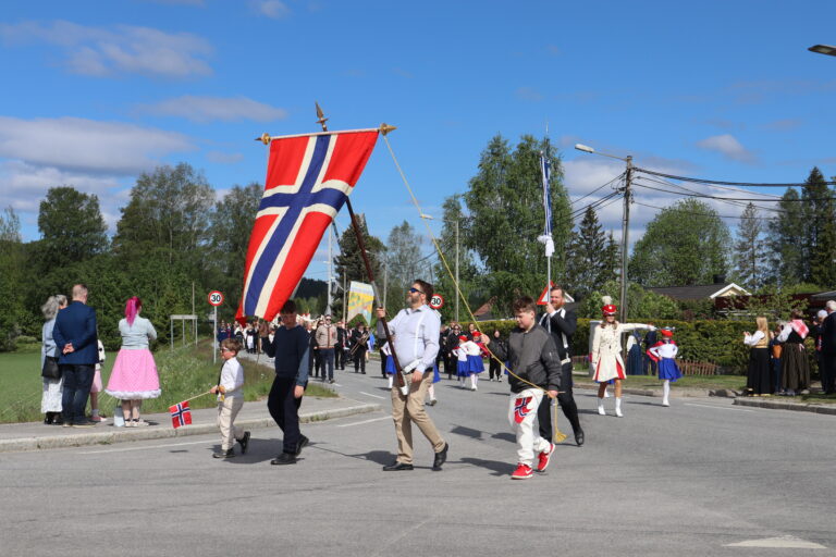 Det var god stemning i 17. mai-toget på Brandval.