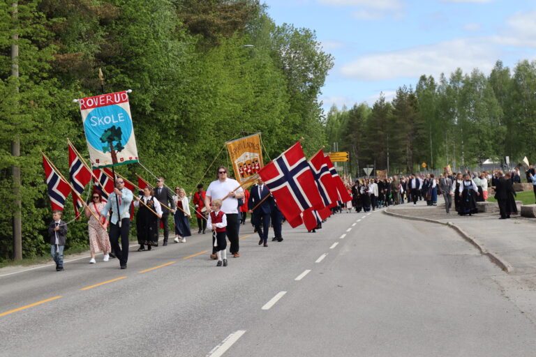 Det var god stemning i 17. mai-toget på Roverud.