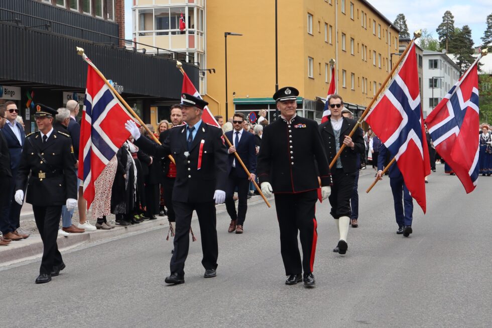 Kongsvinger skolemusikk stilte med nye uniformer på nasjonaldagen.