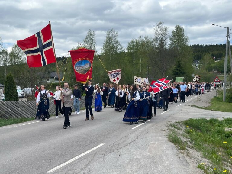 17. mai toget på Austmarka går forbi Austbo og ender opp på skolen. Bygda har sitt eget bygdekorps som sørger for musikken.