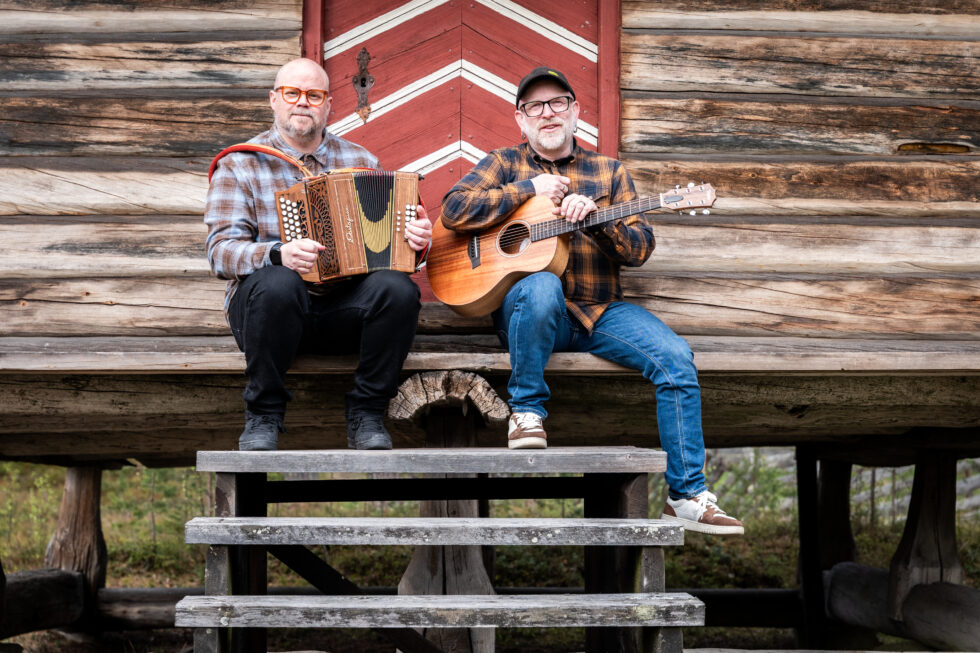 Leif Ingvar Ranøien og Thomas Øian Mårud tar med seg torader og gitar til Junikveld på Oppistun Børli.