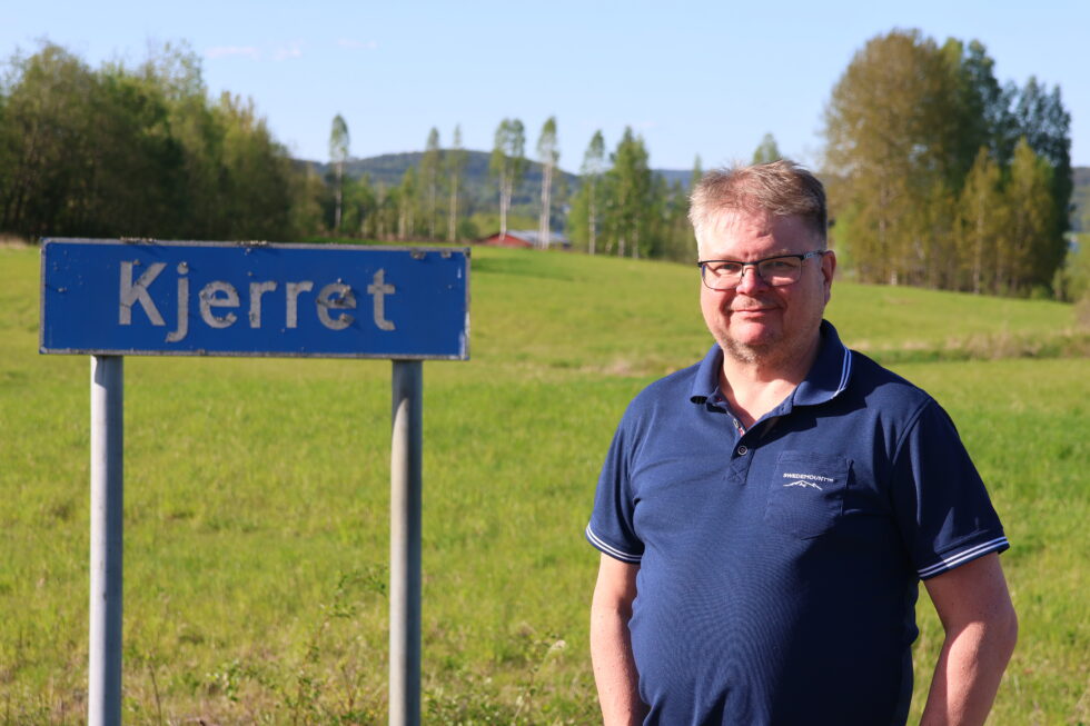 Steinar Skoglund, leder i Kjerret Vel er glad over nyheten om at det nå kan bli fiberutbygging i grenda.