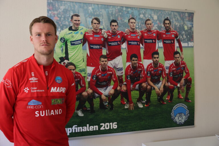 – Du ser jo helt prikk lik ut, sier administrasjonssjef i KIL Toppfotball Jonas Krabseth da vi ber Harald Holter stå ved siden av lagbildet fra sist gang KIL møtte Rosenborg.