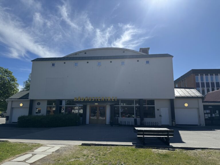 Rådhus-Teatret ble tatt i bruk i 1951. Nå skal fasade og tak få en nødvendig oppgradering.