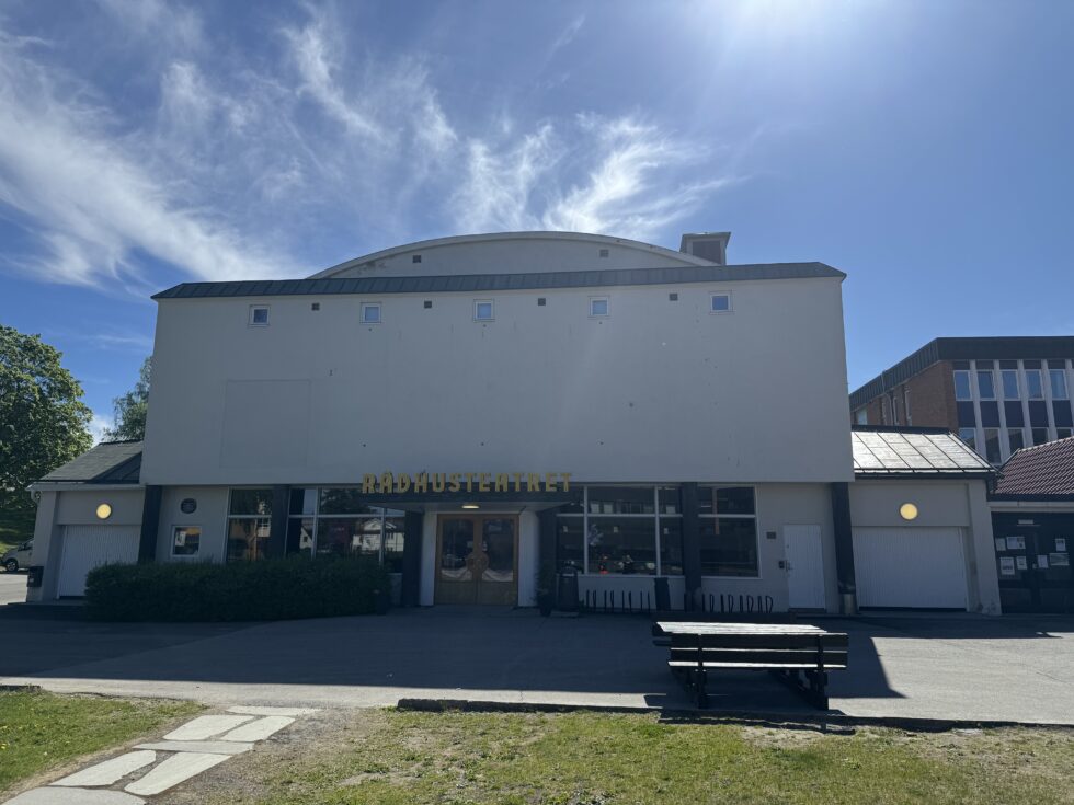 Rådhus-Teatret ble tatt i bruk i 1951. Nå skal fasade og tak få en nødvendig oppgradering.
