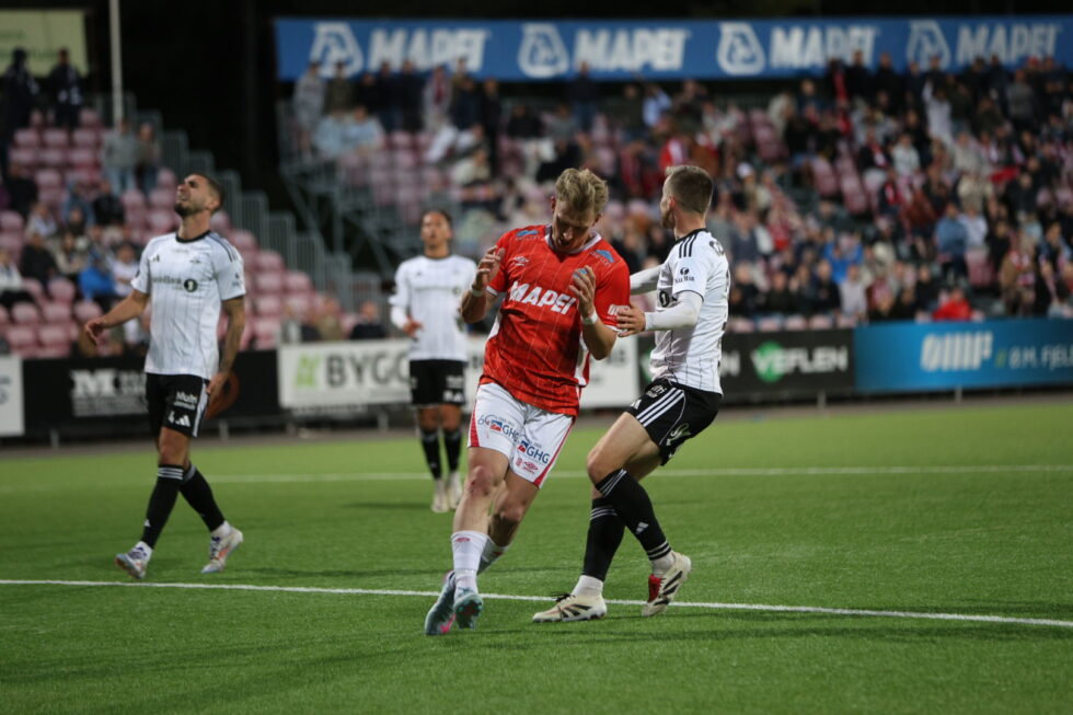I første ekstraomgang hadde Joakim Holtan en stor sjanse, men ballen gikk over mål fra kort hold.